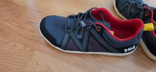 Zapatillas Helly Hansen grises y rojas