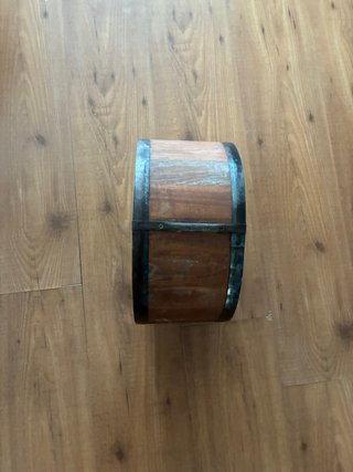 Maceta de madera con detalles metálicos
