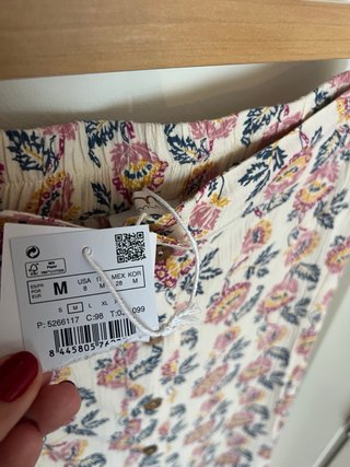 Falda midi floral con botones de madera
