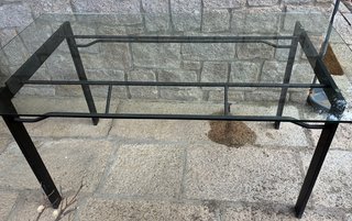 Mesa de cristal y metal negra