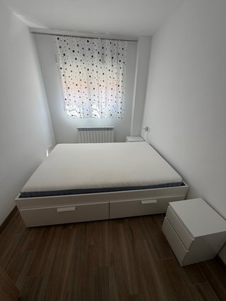 Cama con colchón y 2 mesitas