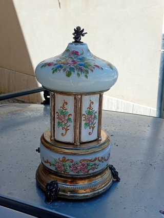 Portasigarette carillon decorato floreale