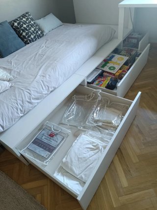 Base de cama con cajones y futón.