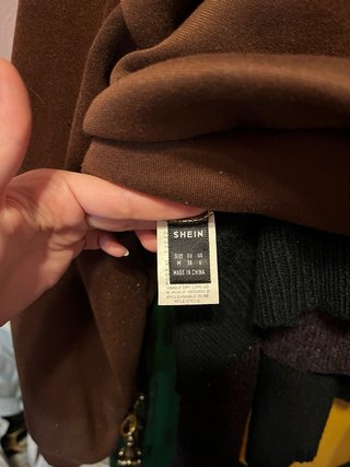 Sudadera corta marrón con capucha