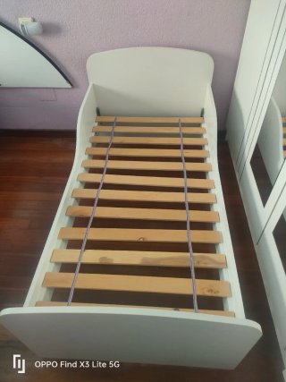 Cama infantil blanca con somier.Se regalan sabanas