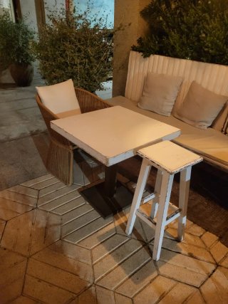 Mesa madera base metal perfecta para exterior
