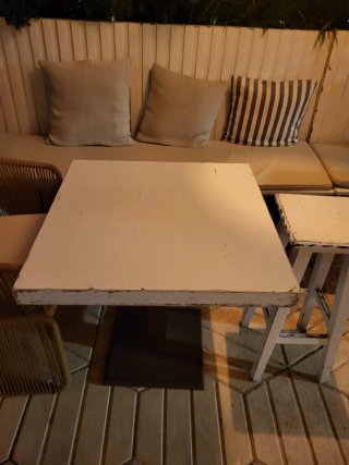 Mesa madera base metal perfecta para exterior