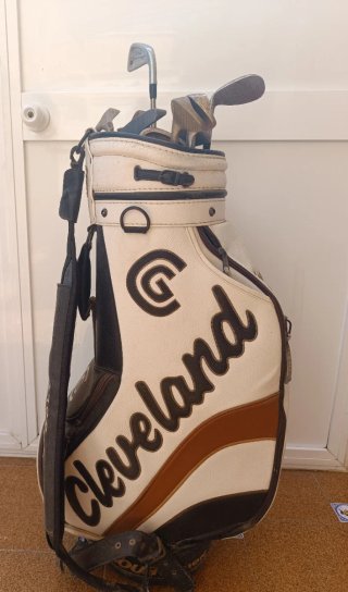 Bolsa de golf Cleveland con palos