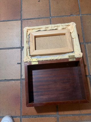 Reposapiés tapizado beige y madera