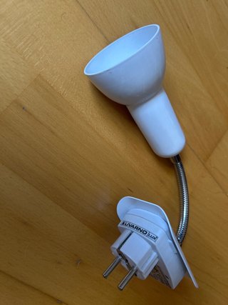 Lámpara portátil con enchufe