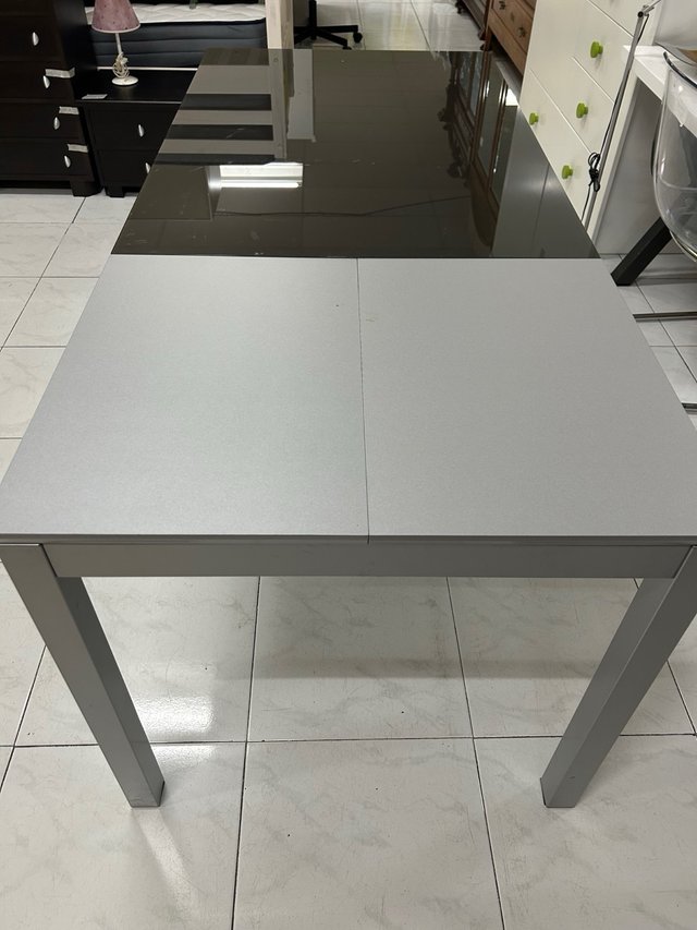 Mesa extensible cristal y metal