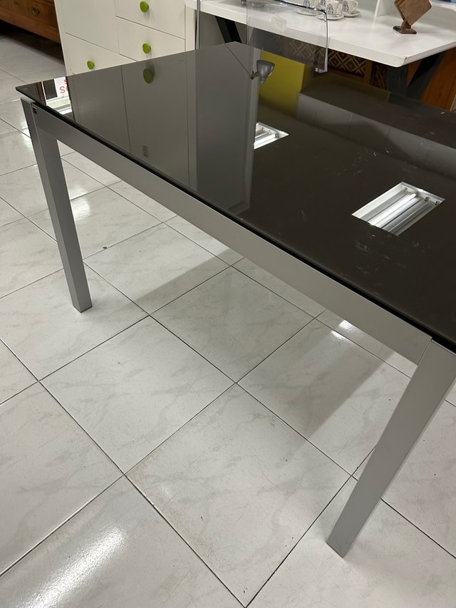 Mesa extensible cristal y metal