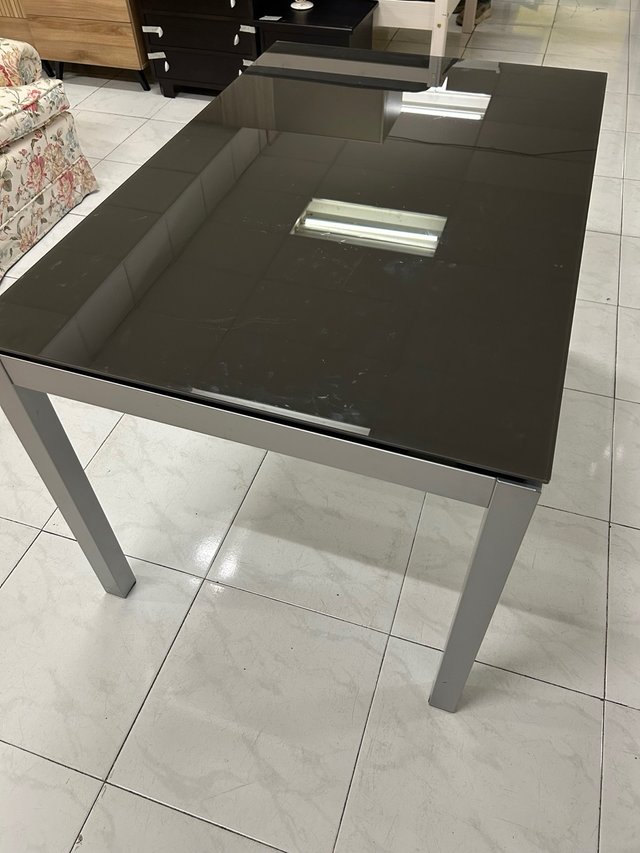 Mesa extensible cristal y metal