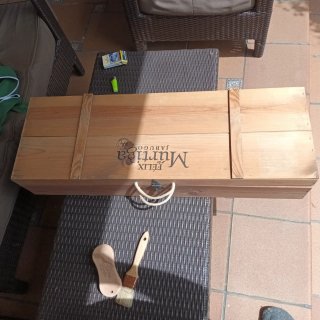 Caja de madera rústica con cierres