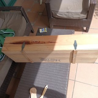 Caja de madera rústica con cierres