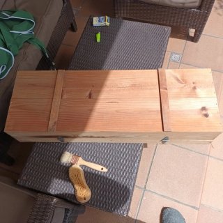 Caja de madera rústica con cierres