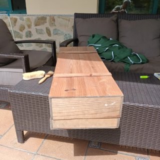 Caja de madera rústica con cierres