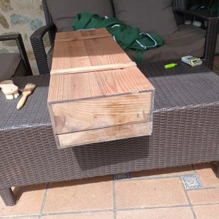 Caja de madera rústica con cierres