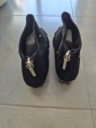 Botines negros elegantes con perlas