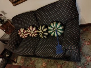 Sofá de 2 plazas con cojines decorativos
