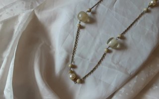 Collana perle e resina dorata