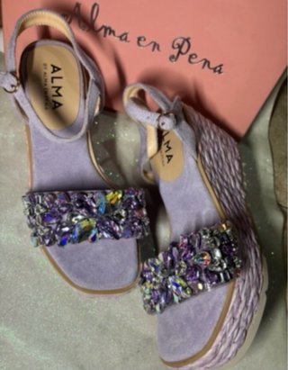 Sandalias cuña esparto Alma en Pena moradas lila