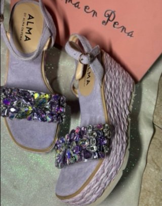 Sandalias cuña esparto Alma en Pena moradas lila