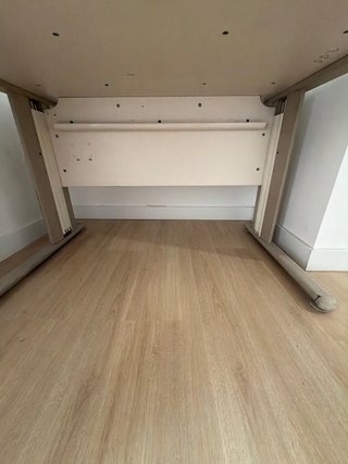 Mesa de oficina beige y gris
