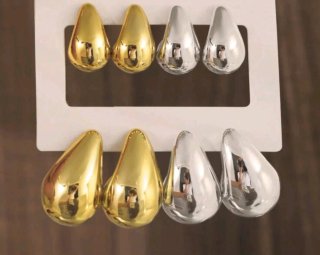 Pendientes dorados y plateados