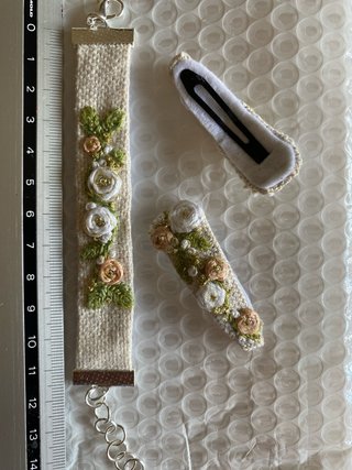 Horquillas y pulsera flores bordadas
