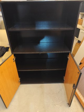 Mueble  con puertas y estantes
