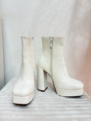 Botas blancas de tacón grueso