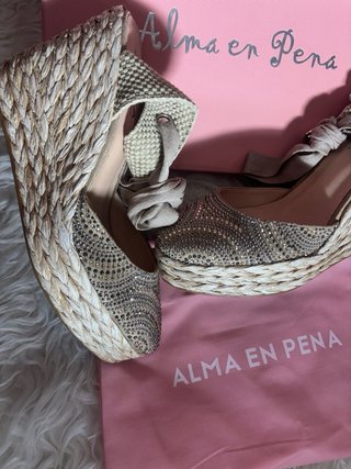 Sandalias cuña Alma en Pena Beige y Doradas