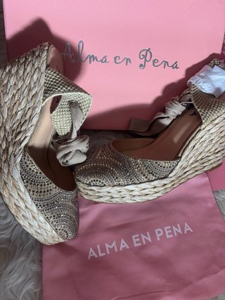 Sandalias cuña Alma en Pena Beige y Doradas
