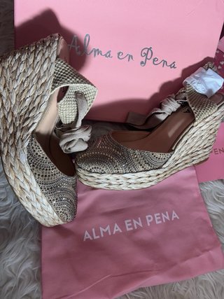 Sandalias cuña Alma en Pena Beige y Doradas
