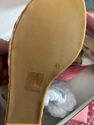 Sandalias cuña Alma en Pena Beige y Doradas