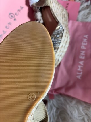 Sandalias cuña Alma en Pena Beige y Doradas