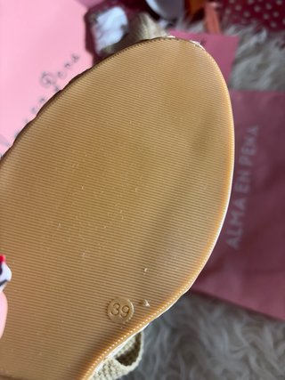 Sandalias cuña Alma en Pena Beige y Doradas