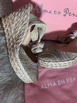 Sandalias cuña Alma en Pena Beige y Doradas