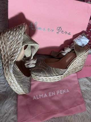 Sandalias cuña Alma en Pena Beige y Doradas