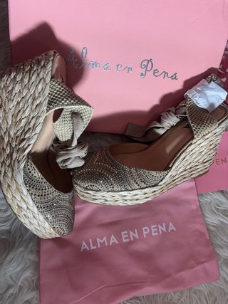 Sandalias cuña Alma en Pena Beige y Doradas