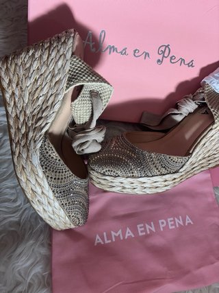 Sandalias cuña Alma en Pena Beige y Doradas