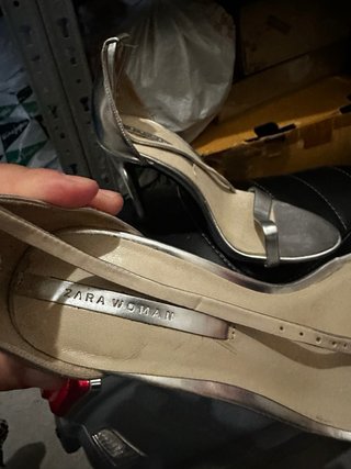 Zapatos de tacón plateados
