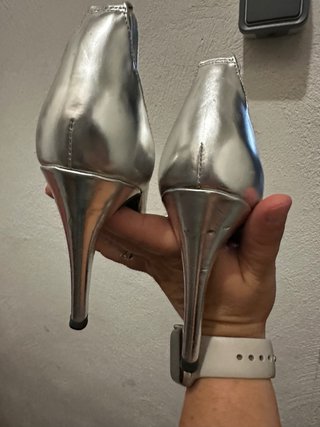 Zapatos de tacón plateados