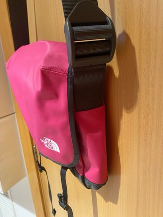 Bolso bandolera The North Face impermeable rosa