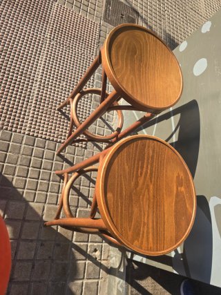 Sillas, taburetes y mesas de bar