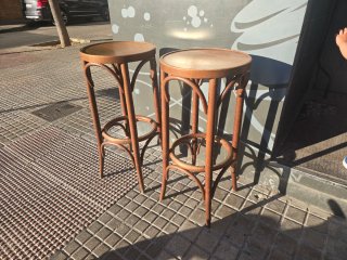 Sillas, taburetes y mesas de bar