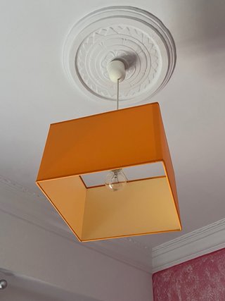 Lámparas de techo: marrón, blanca, verde, naranja.