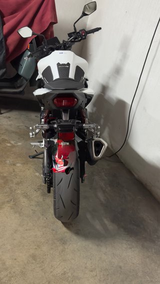 Honda CB750 Hornet 2025 Blanca