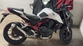 Honda CB750 Hornet 2025 Blanca